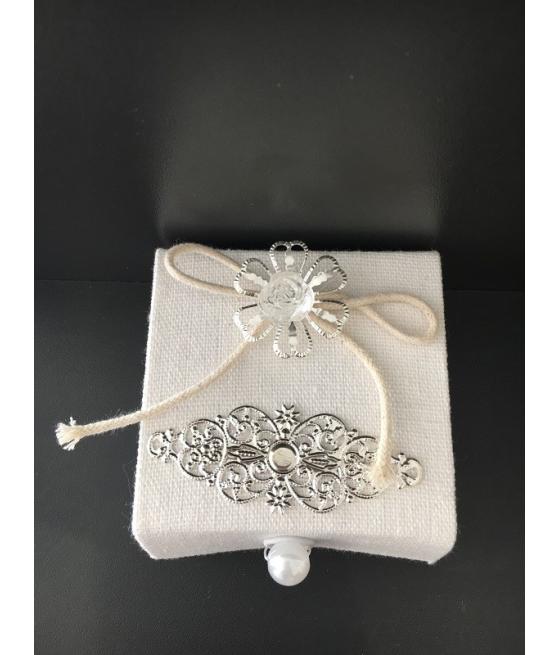 6 boites carrées en tissus avec perle et décoration.