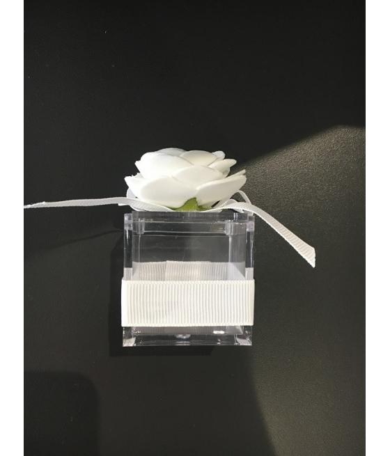 boite carrée avec rose blanche