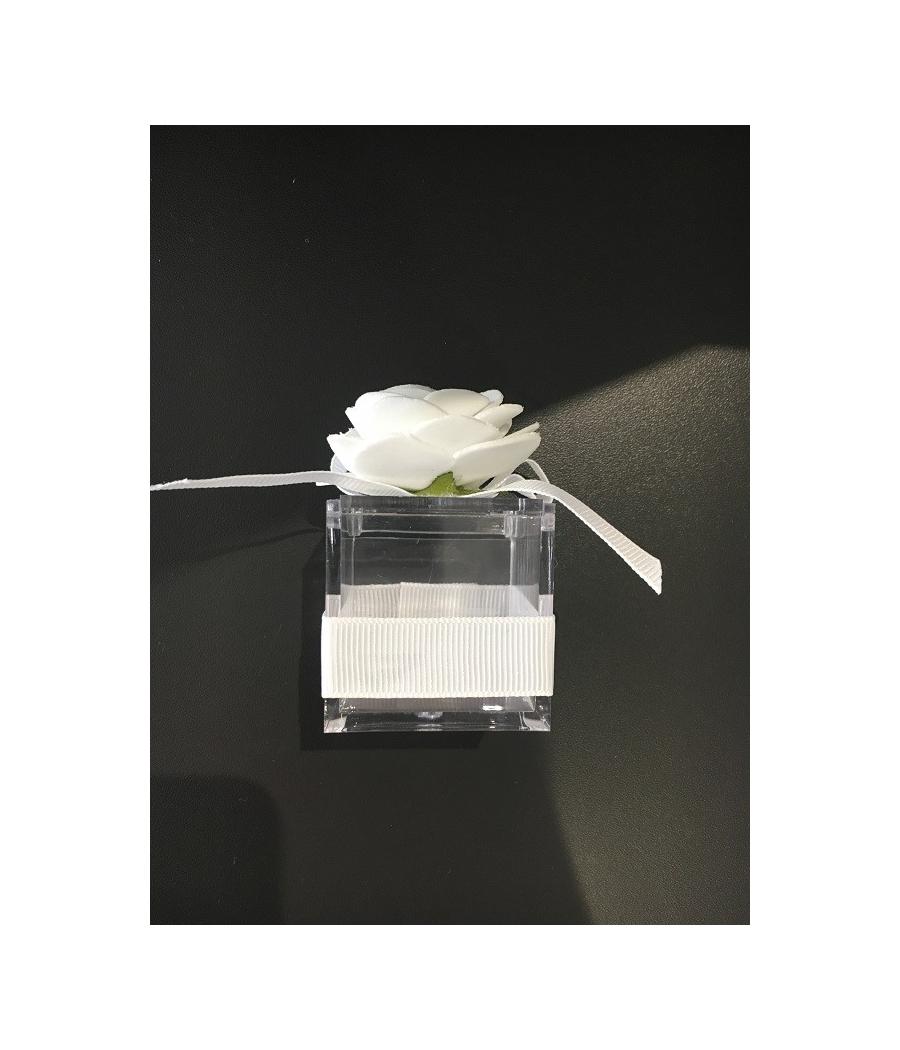 boite carrée avec rose blanche