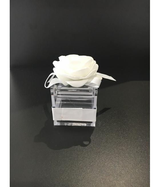 boite carrée avec rose blanche