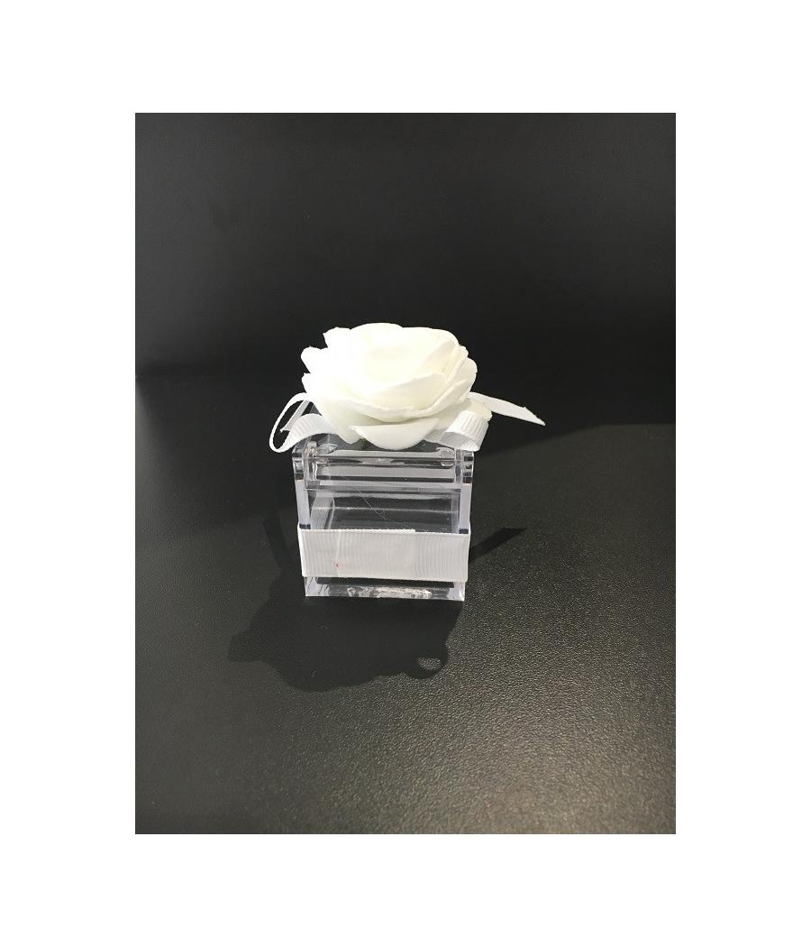 boite carrée avec rose blanche