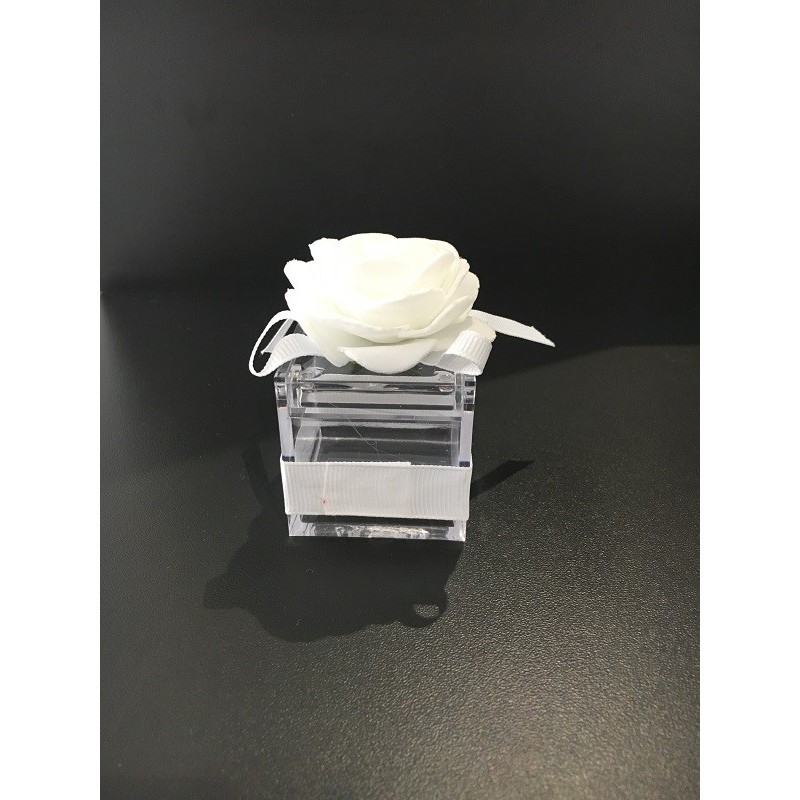 boite carrée avec rose blanche