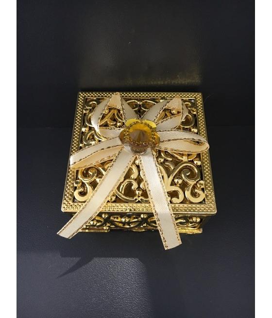 boite carrée dorée avec ruban