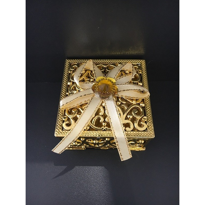 boite carrée dorée avec ruban