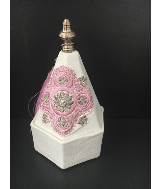 Boite à dragées en forme de tabka rose et argenté.