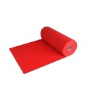 Tapis rouge avec film de protection et ignifugé.